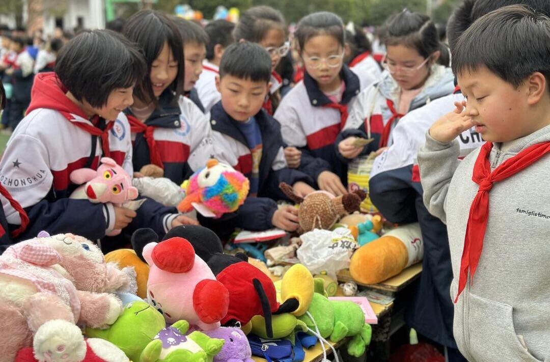 城南小学举行第八届“暖心童年”爱心义卖活动
