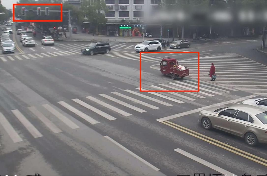 惊魂一刻！电动三轮车闯红灯被撞还要负全责