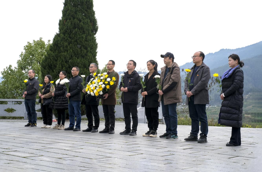 芷江史志研究室：开展“瞻仰红色遗址 为烈士献花”支部主题党日活动