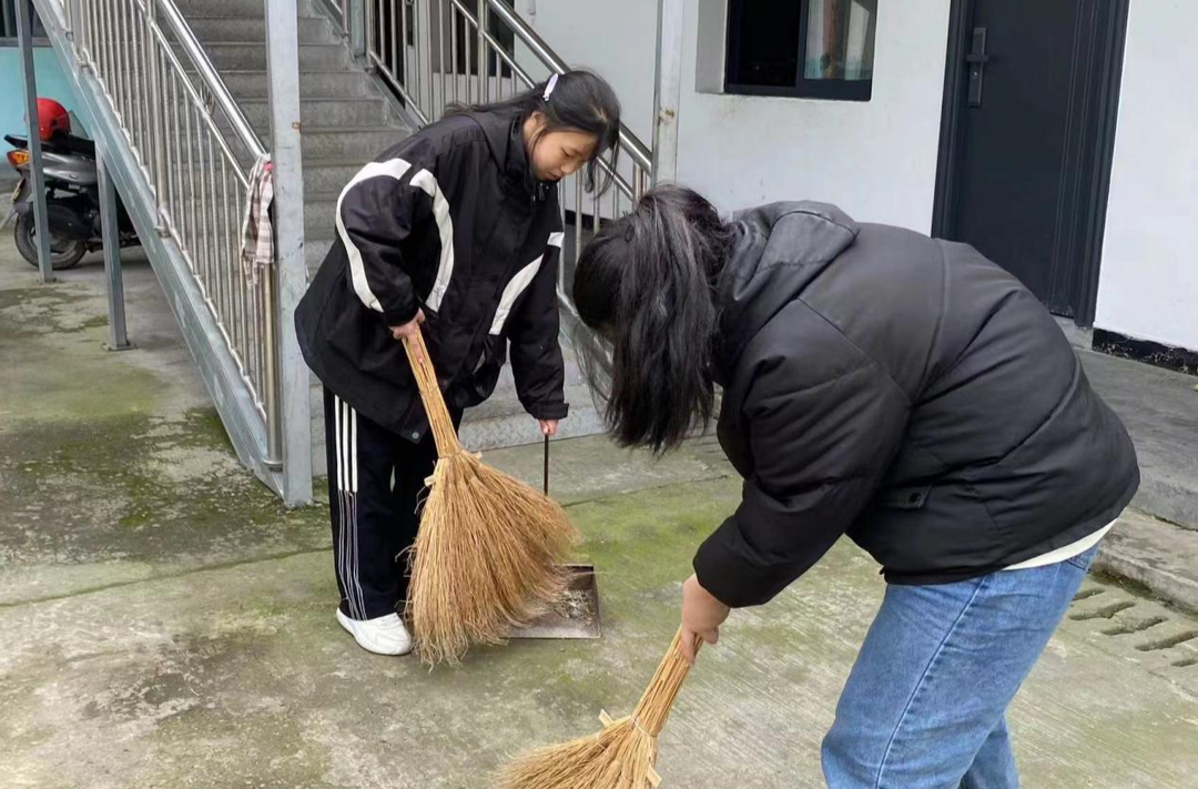 新店坪镇：春日学雷锋 情满敬老院