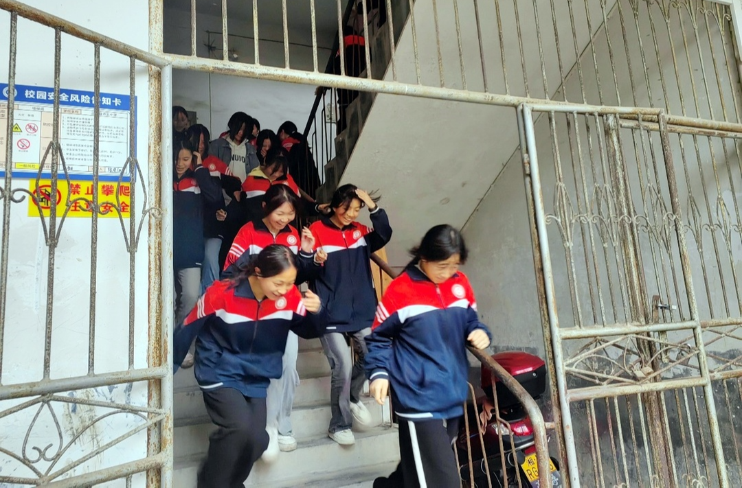 芷江五中进行宿舍应急疏散安全演练