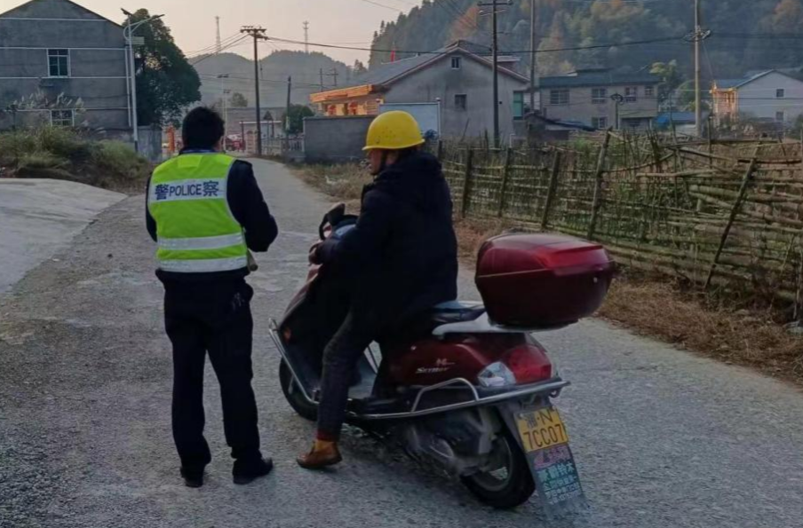 牛牯坪乡开展道路交通安全知识宣传和劝导工作