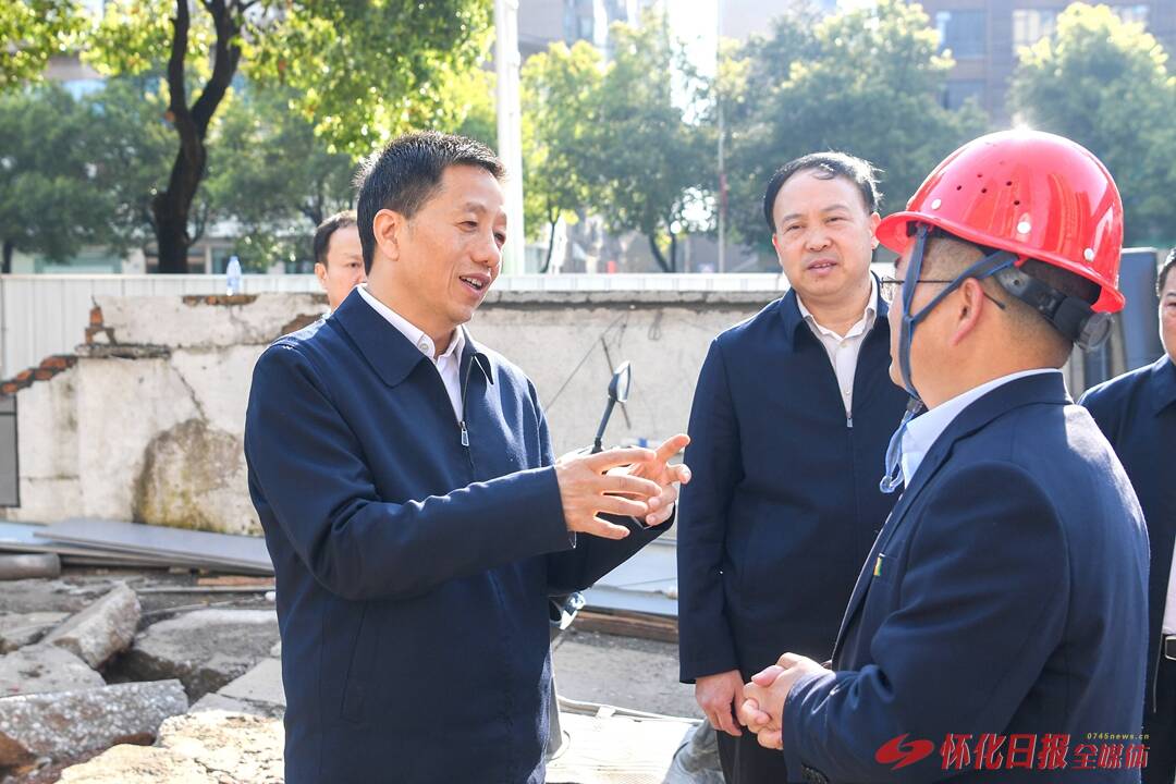 许忠建督导检查鹤中一体化和“一迎三创”等重点项目重点工作时强调：以奋勇争先的精神状态攻坚克难