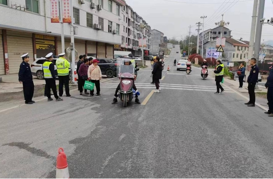 新店坪镇：加强检查执法 保障道路交通安全