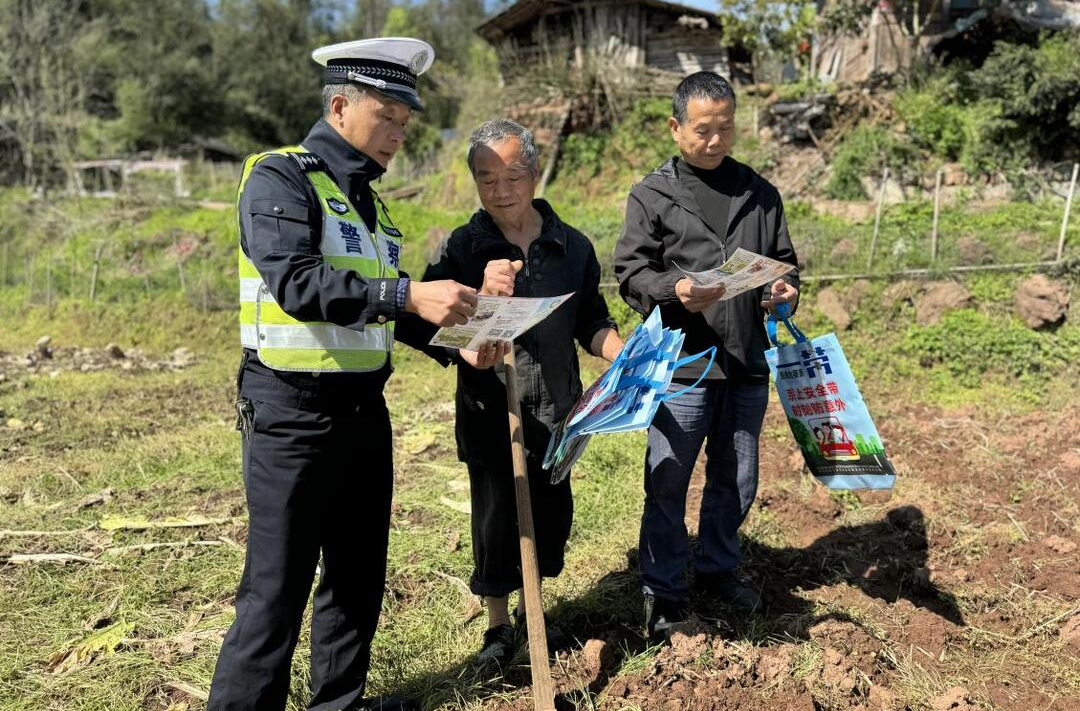 春意盎然万物生 芷江交警播撒“平安”种子