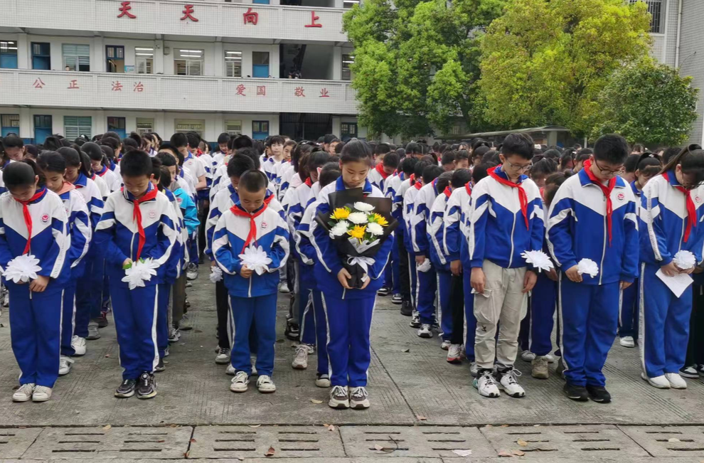 河西小学开展清明祭扫活动