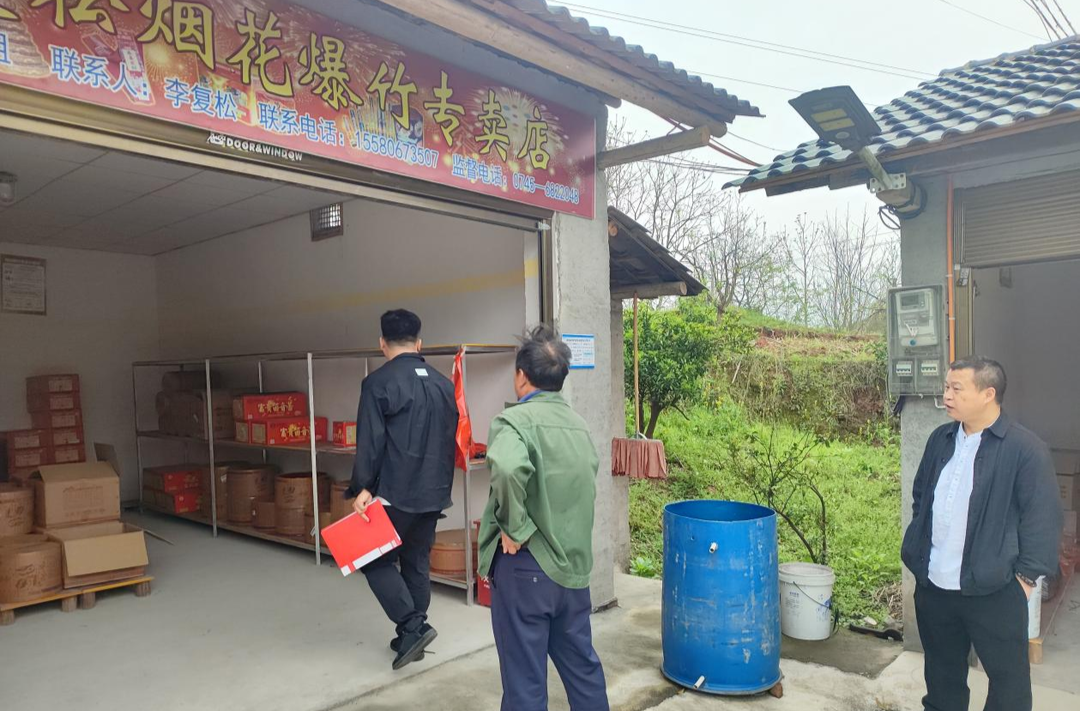 新店坪镇开展清明节前烟花爆竹安全检查
