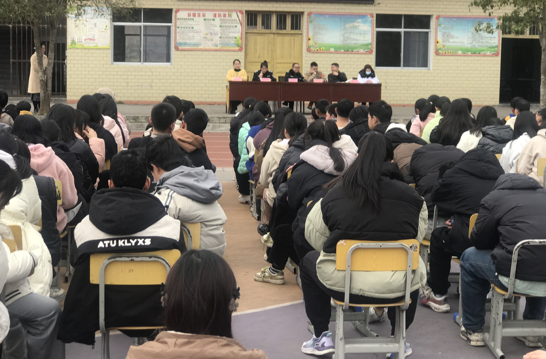 晓坪乡人大：普法进校园 护航青少年