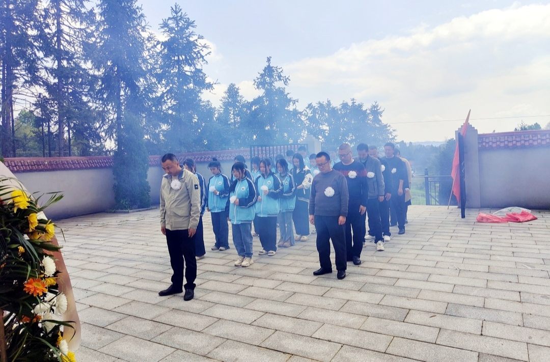 土桥镇中学开展祭扫英烈活动
