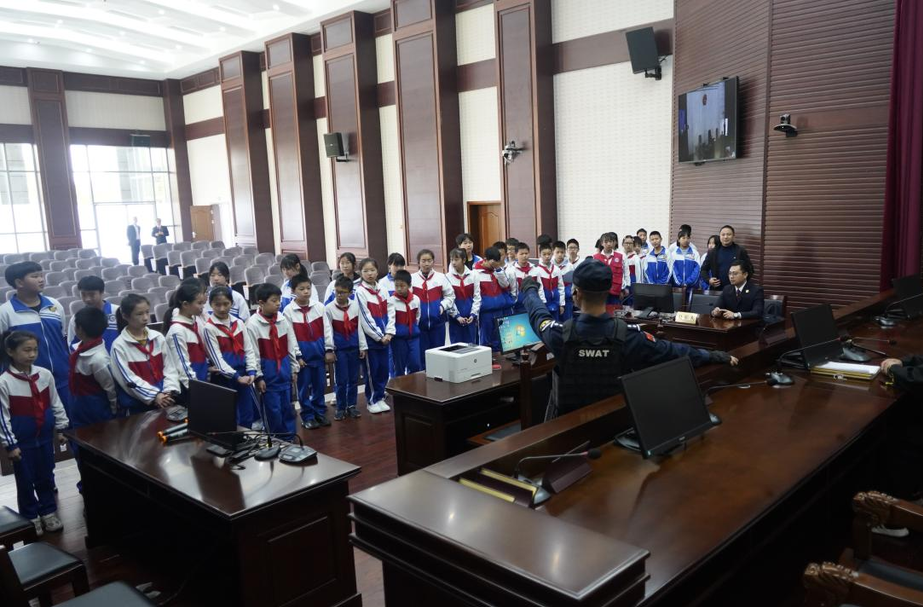 芷江人民法院青少年法治教育实践基地迎来首批学生体验学习