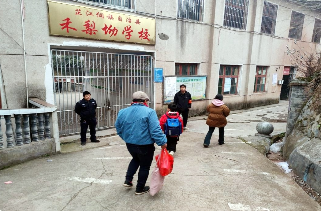 禾梨坳乡：开展交通综合治理 筑起孩子安全防线
