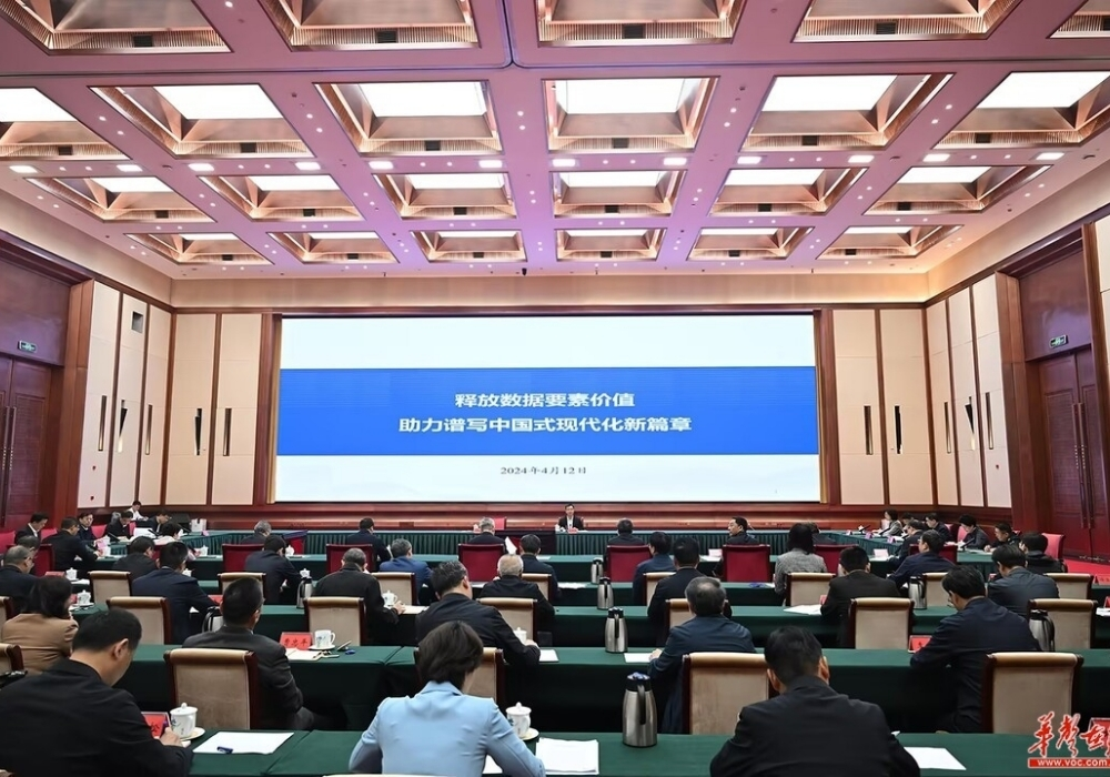 沈晓明主持十二届省委理论学习中心组第三十三次集体学习