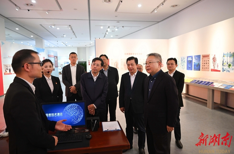 沈晓明参观“总体国家安全观·创新引领10周年”主题展