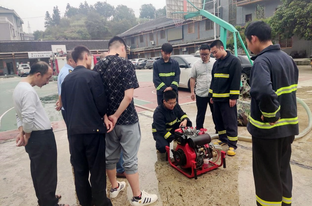 碧涌镇组织专职消防员、应急值班人员开展拉练和培训