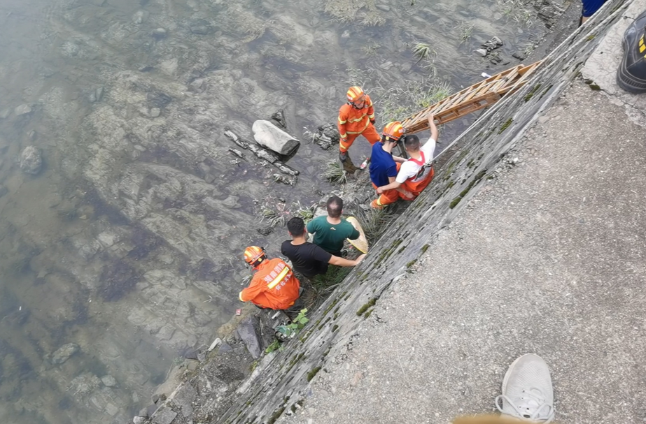 男子钓鱼意外跌落受伤被困 芷江消防紧急救援