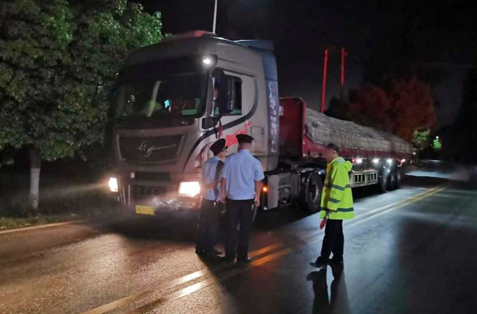 芷江交通运输综合行政执法大队开展车辆改型专项整治行动