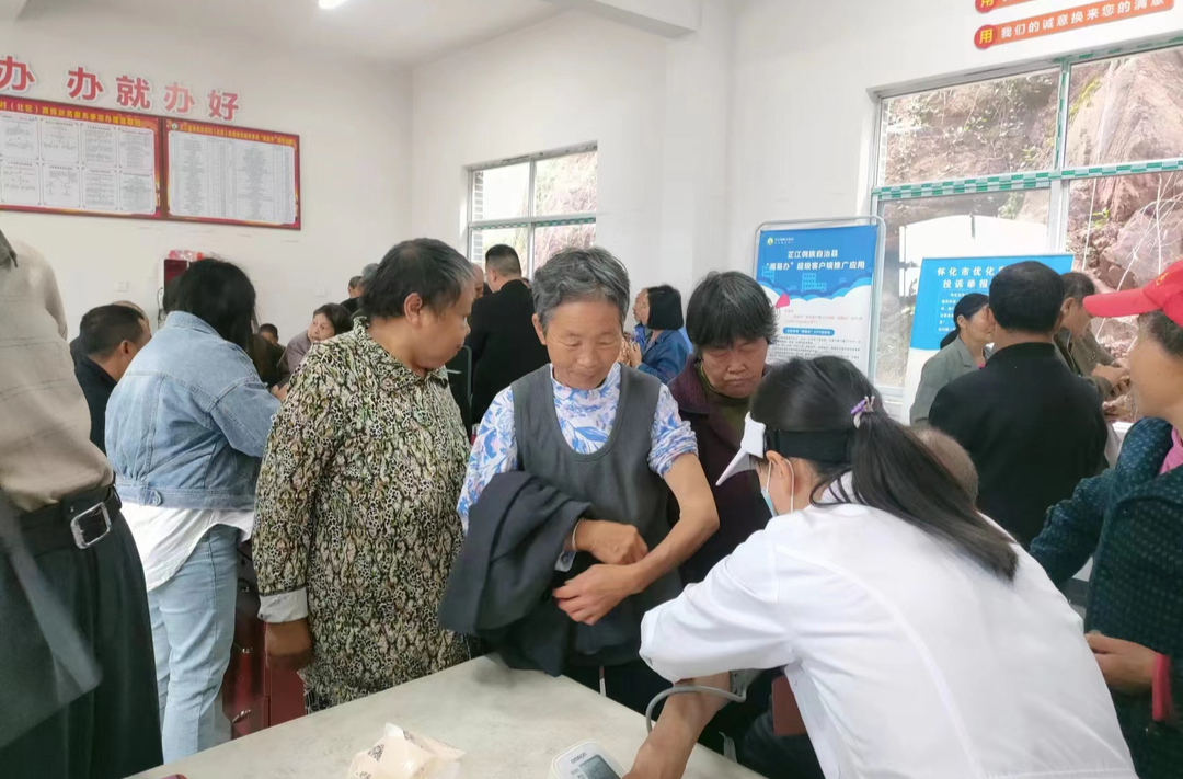 罗卜田乡为老年人开展免费健康体检活动