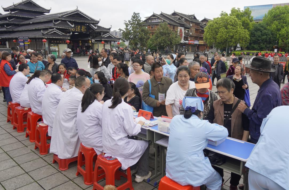 芷江：开展第36个爱国卫生月暨全国肿瘤防治宣传周活动