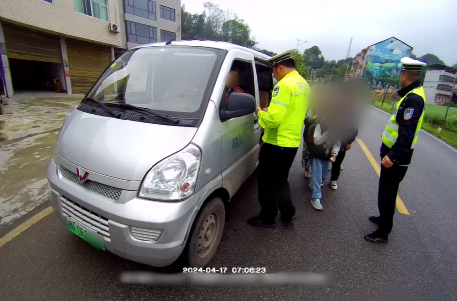 面包车充当“黑校车” 驾驶员被罚