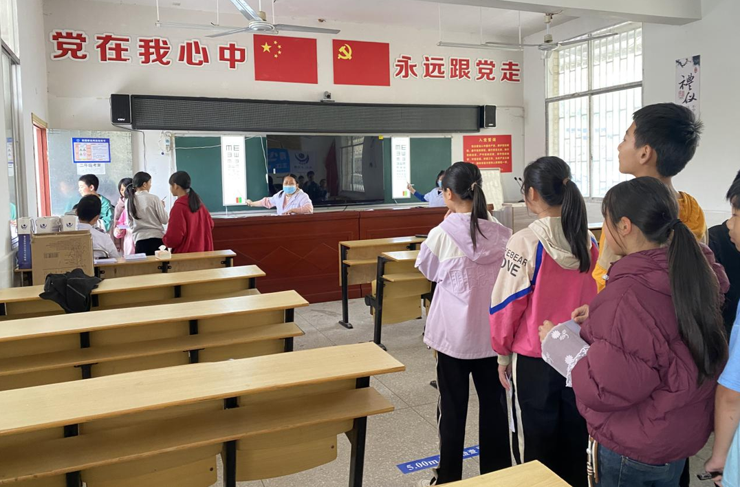 梨溪口学校开展学生视力检测活动