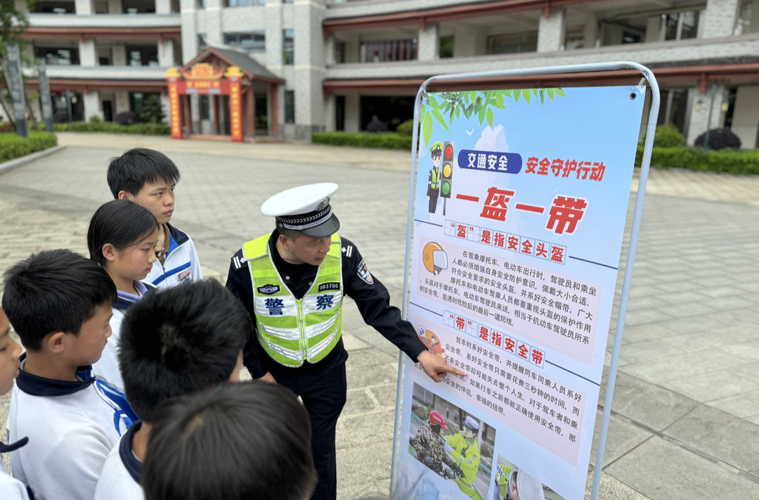 芷江交警进校园 寓教于乐讲安全