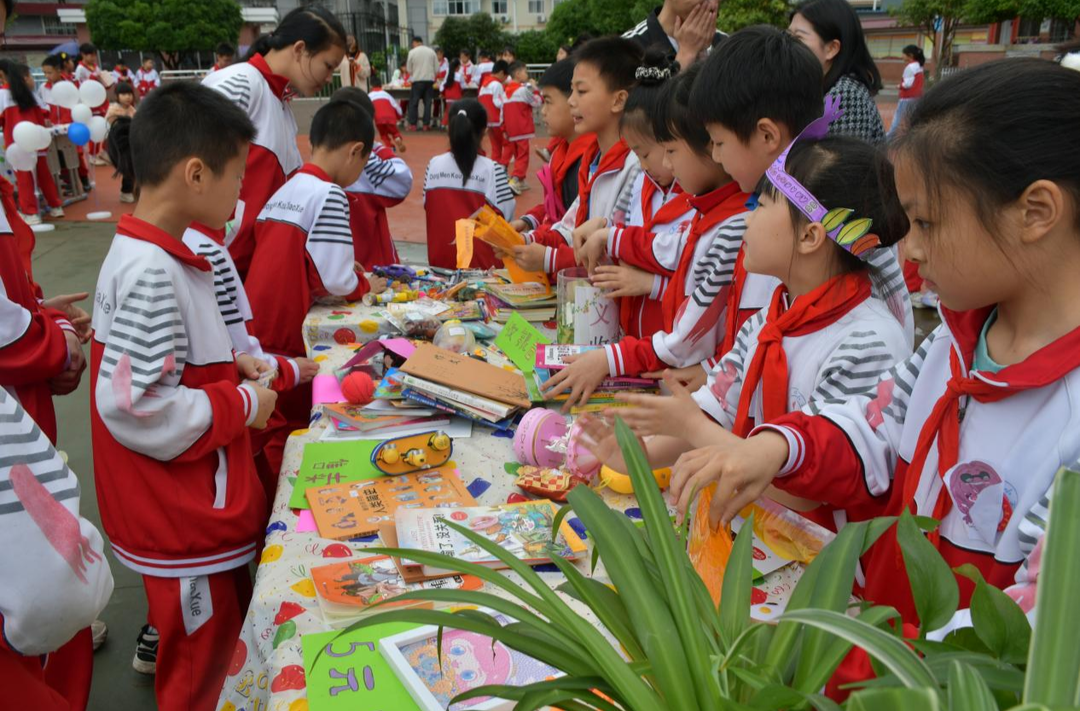 芷江东门口小学举行第四届跳蚤书市爱心义卖活动