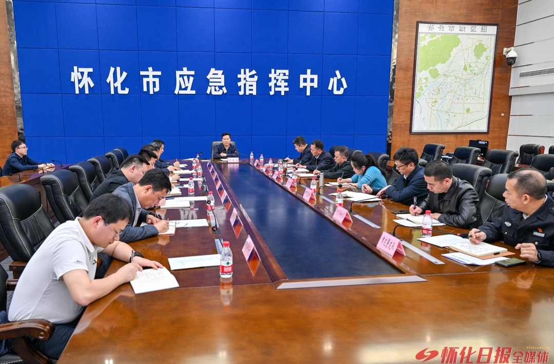 黎春秋调度安全生产和防汛抗灾工作时强调：全面细致排查整治风险隐患 确保社会大局平安和谐稳定