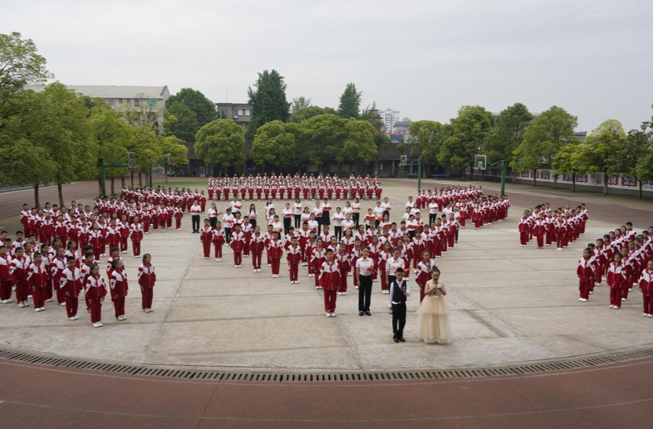 芷江荷花池小学举行春季运动会开幕式暨社团艺体展演