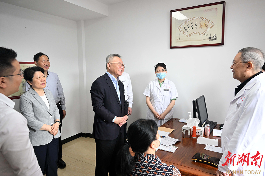 沈晓明调研公立医院发展情况并主持召开座谈会