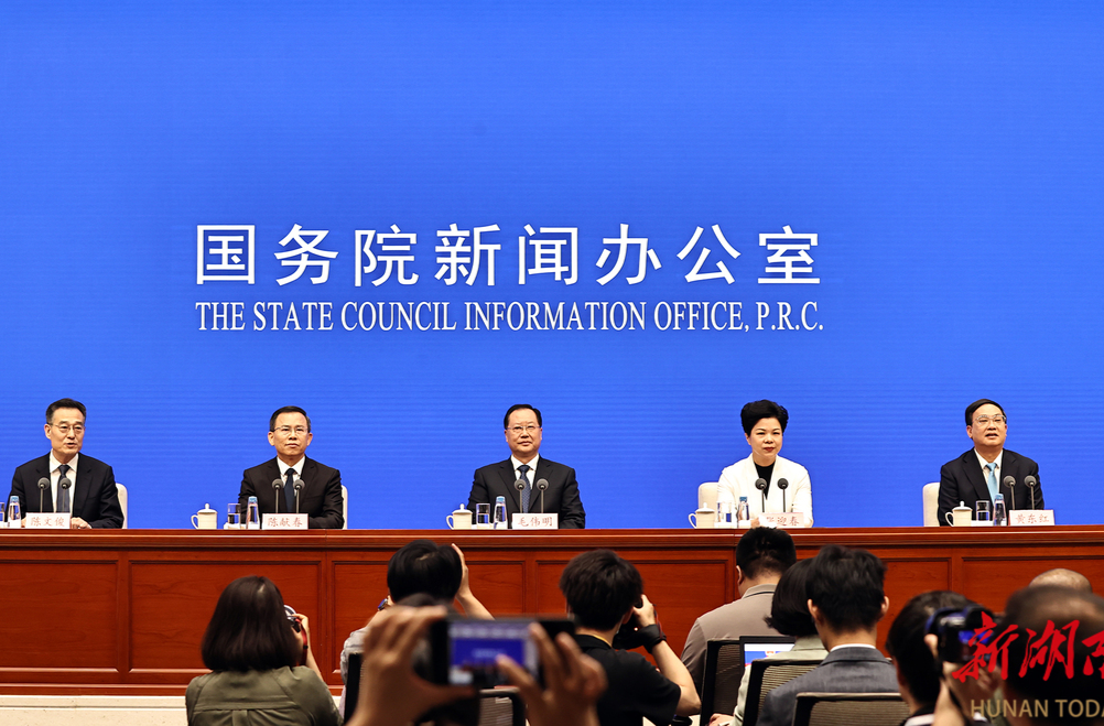 国新办举行“推动高质量发展”系列主题新闻发布会 毛伟明作主题发布并答记者问