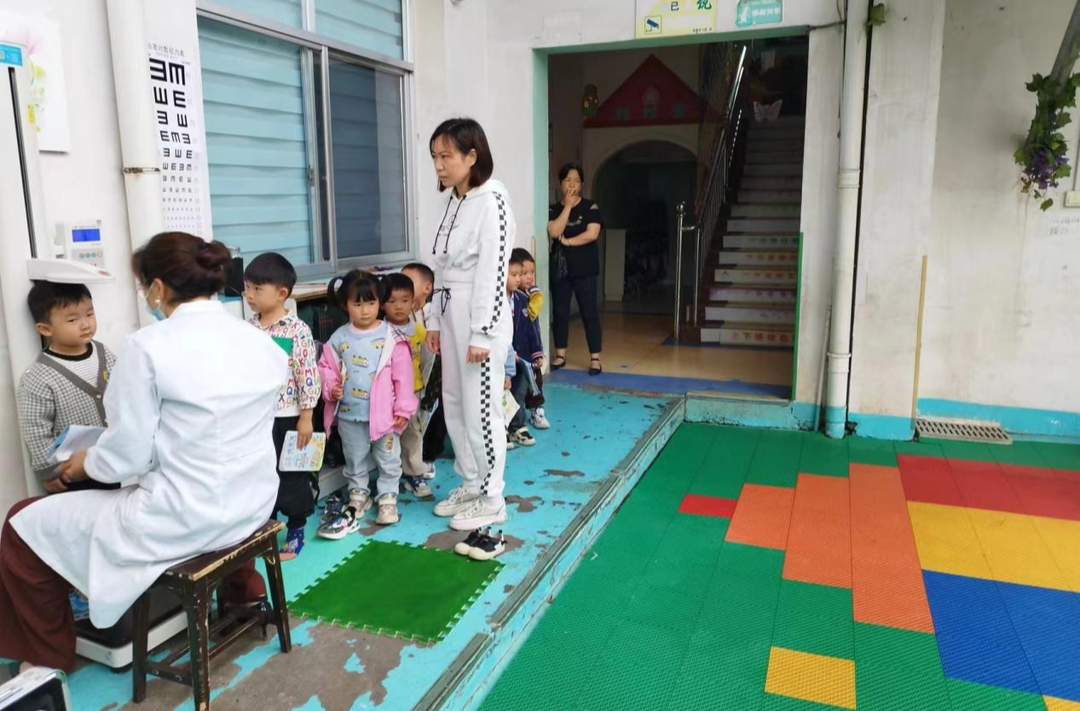 芷江岩桥镇卫生院联合县妇保院开展幼儿免费健康体检活动