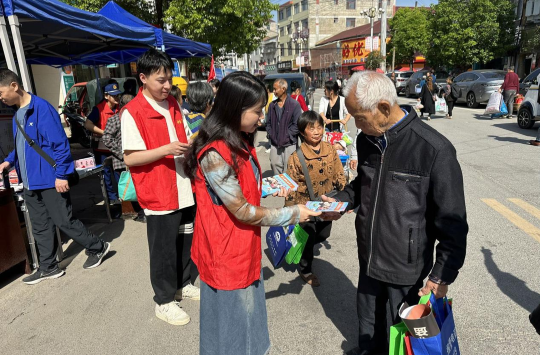 新店坪镇团委开展“人人讲安全   个个会应急”宣传活动