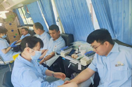 武警官兵齐撸袖  无偿献血践爱心