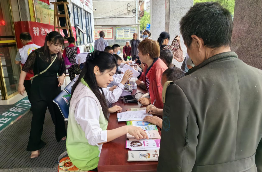 楠木坪镇：爱心义诊暖人心，守护健康惠民生