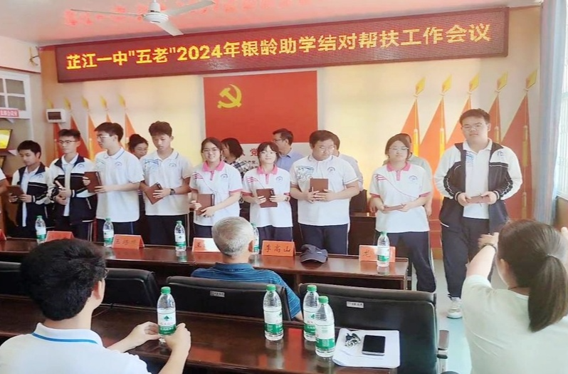 芷江一中开展银龄助学结对帮扶一对一活动