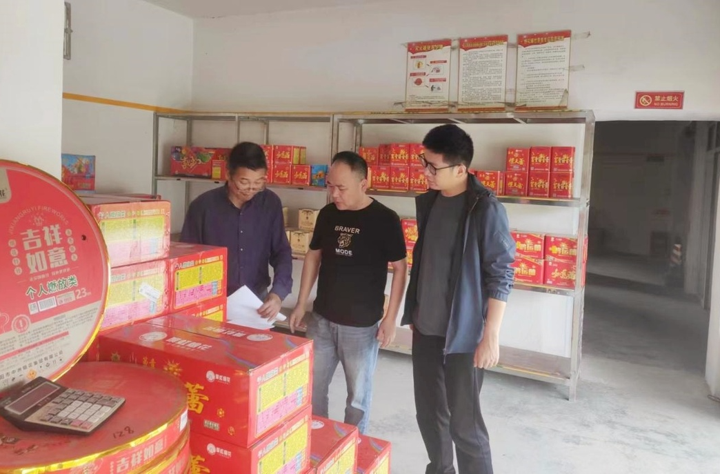 冷水溪乡开展烟花爆竹超标违禁产品整治行动