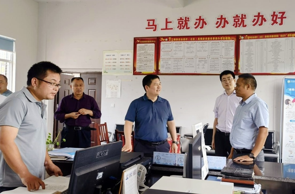 杨华军在洞下场乡宣讲习近平总书记考察湖南重要讲话和指示精神，调研督导乡村振兴等工作