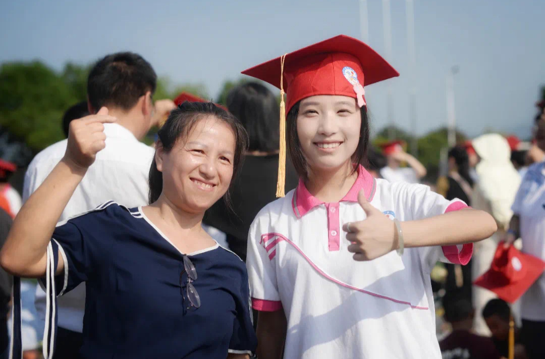 十八而志承大任，奋楫扬帆启新程！芷江一中举行2024届高三学子“成人礼”活动