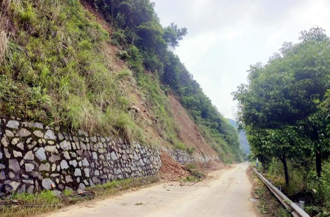 芷江公路建设养护中心：积极排查安全隐患 筑牢公路安全防线