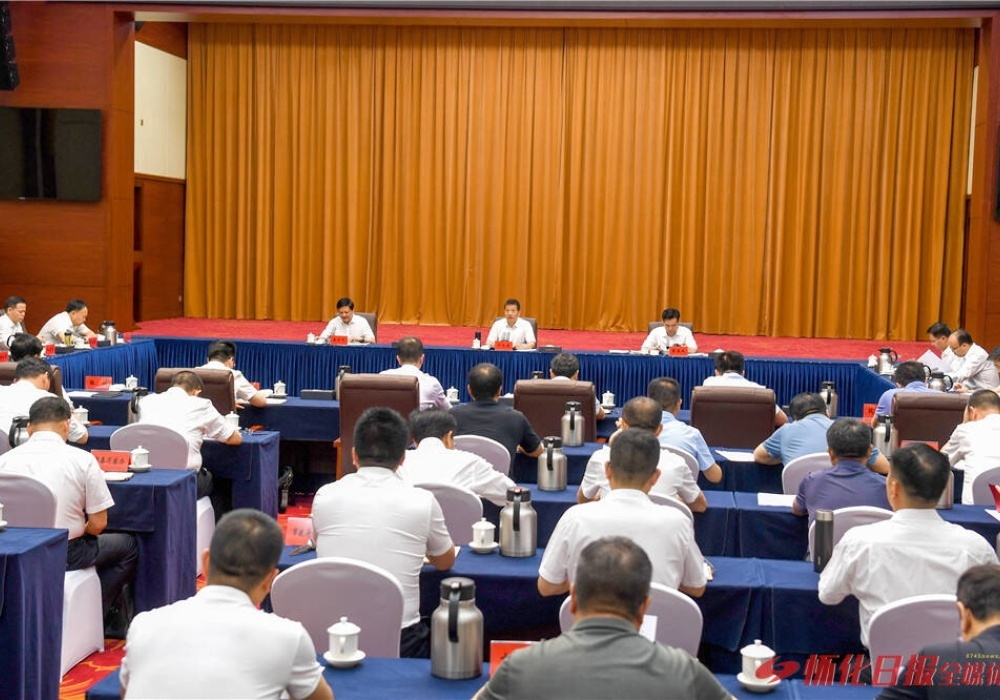 许忠建主持市委理论学习中心组集体学习