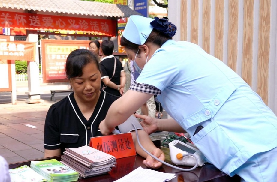 暖心！芷江多家医院开展义诊活动