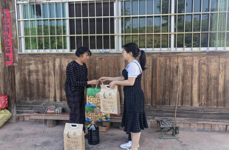 洞下场乡开展走访失独家庭慰问活动
