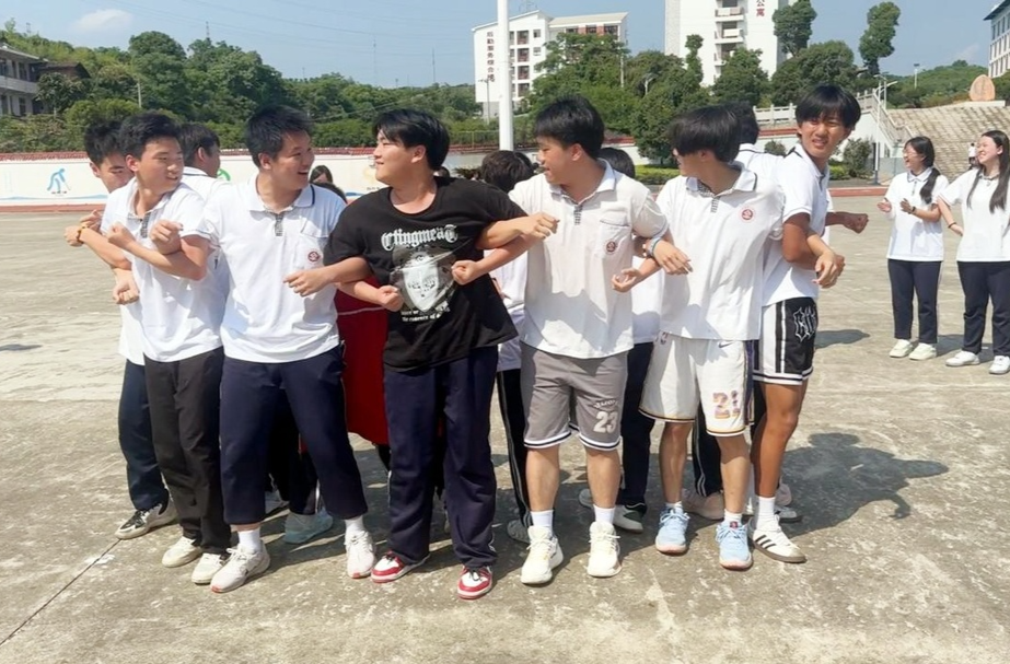 芷江民族职业中专开展高考解压心理拓展活动