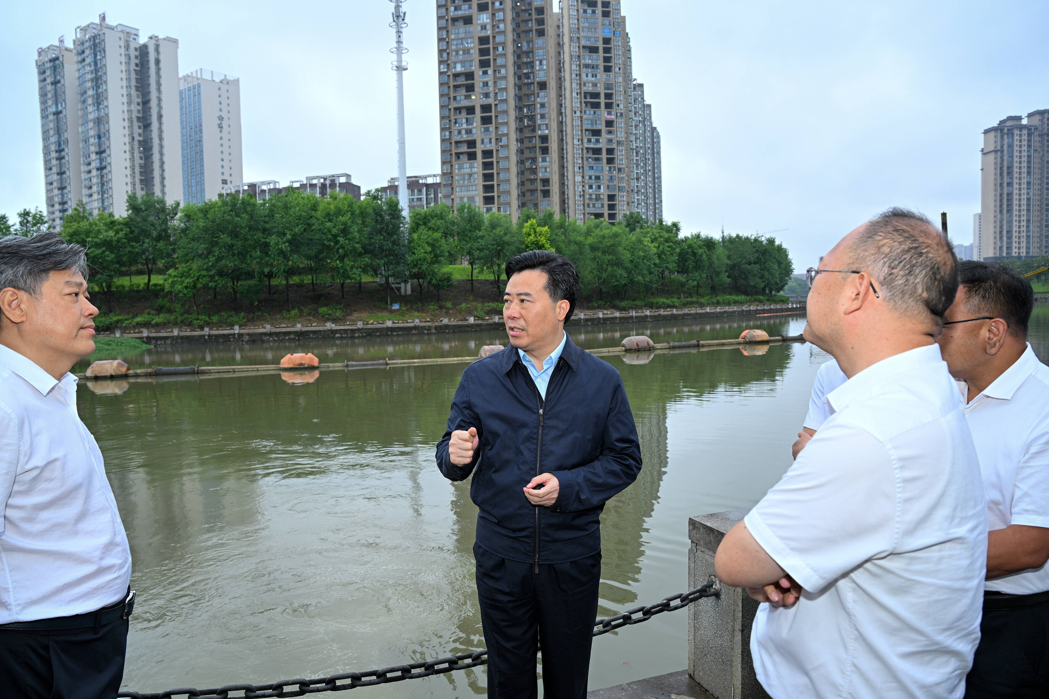 黎春秋督导太平溪下游排污口问题整改工作