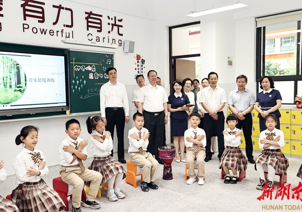毛伟明“六一”前夕看望少年儿童：放飞梦想 快乐成长 做明天的接班人未来的主力军