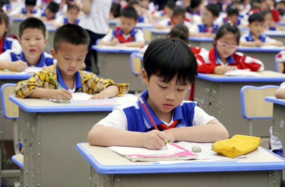 书写荷韵经典 传承中华文明 芷江荷花池小学举办“书香馥郁润童心 民族团结向未来”书写大赛