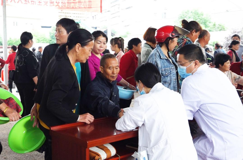 岩桥镇：义诊活动进社区 医心为民“送健康”