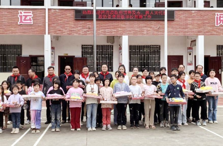 碧涌镇：“六一”慰问辖区学生，传递温暖与关爱