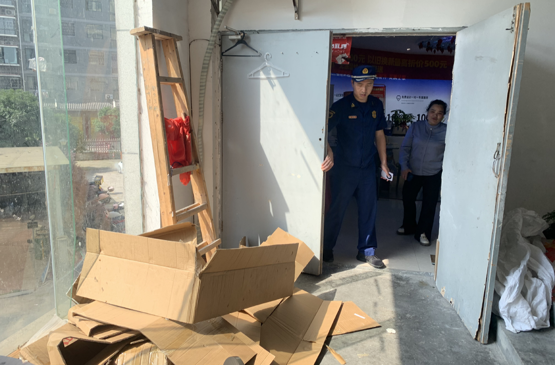 小区居民违法占用疏散通道 芷江消防依法给予行政处罚