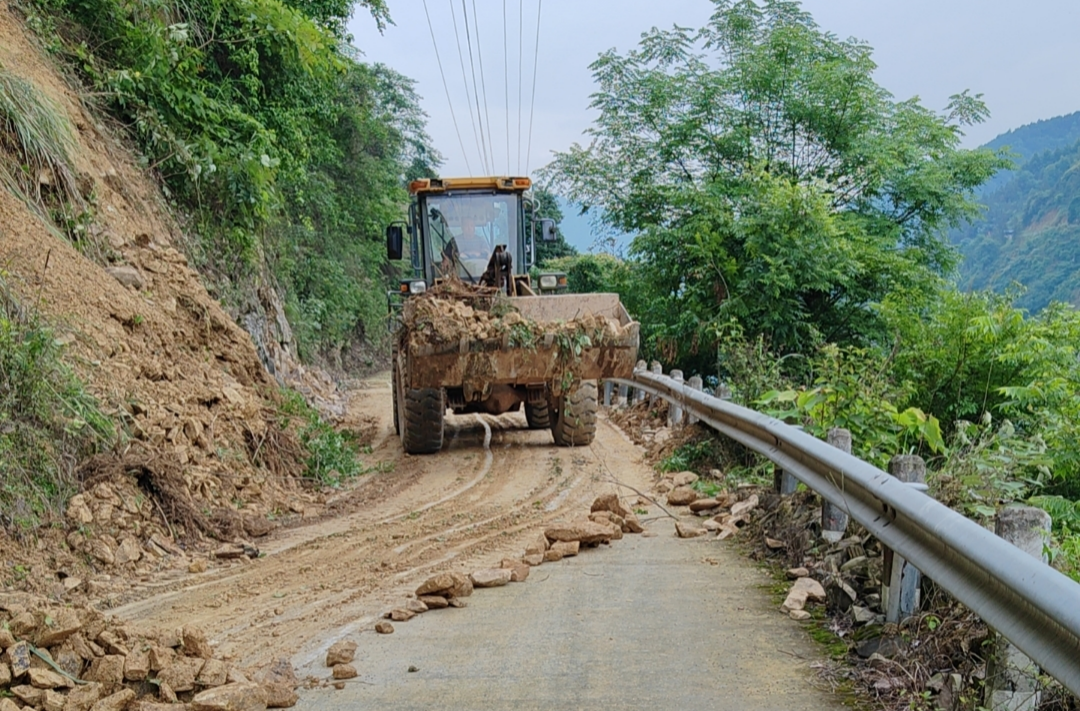 碧涌镇：积极应对强降雨天气 保障辖区道路交通安全